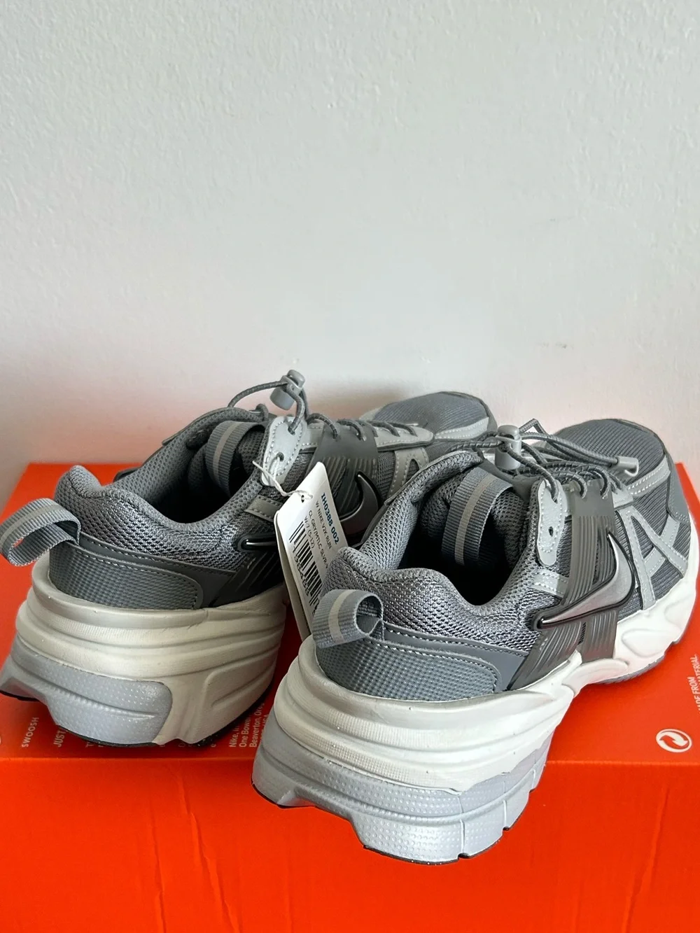 Nike V2K Run women’s Men’s Sneakers - size 7 Grey/White - Picture 7 of 8